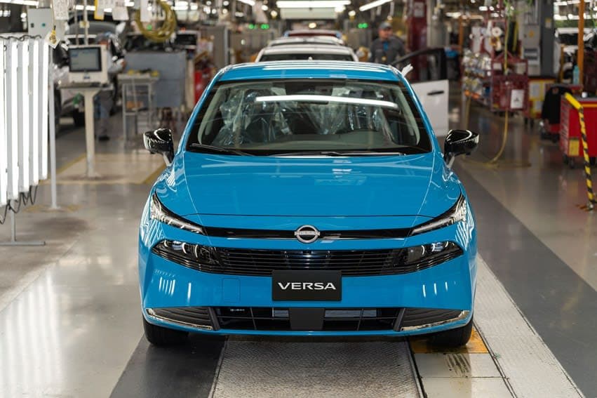 Versa 2026 — góc đầu xe, thiết kế gợi Murano.