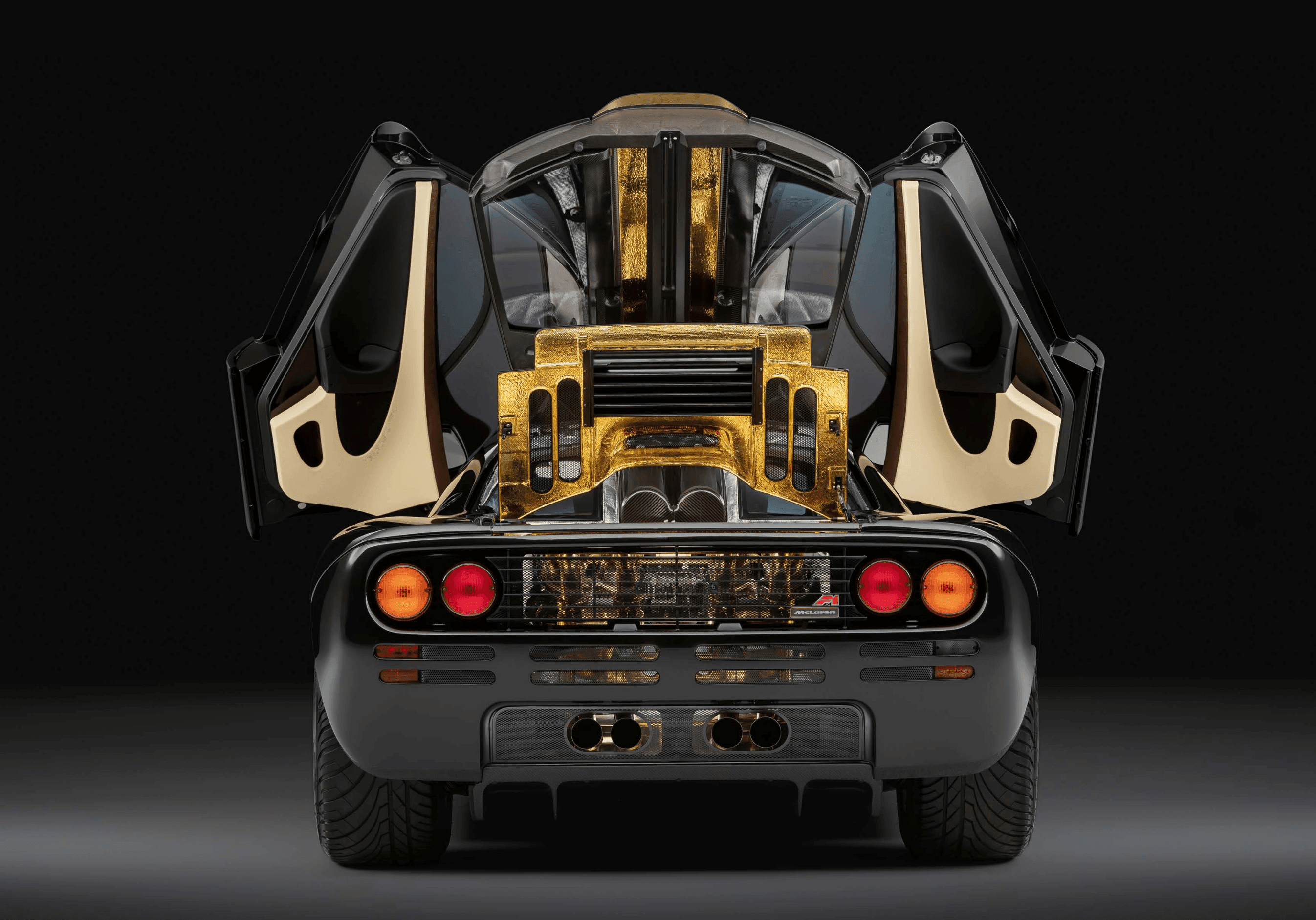 Ngoại thất phía sau McLaren F1 với cửa mở kiểu đặc trưng.